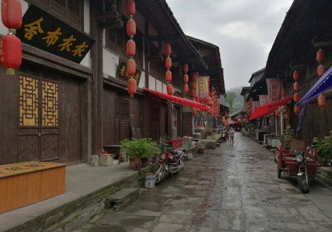 县十七届人大三次会议胜利闭幕